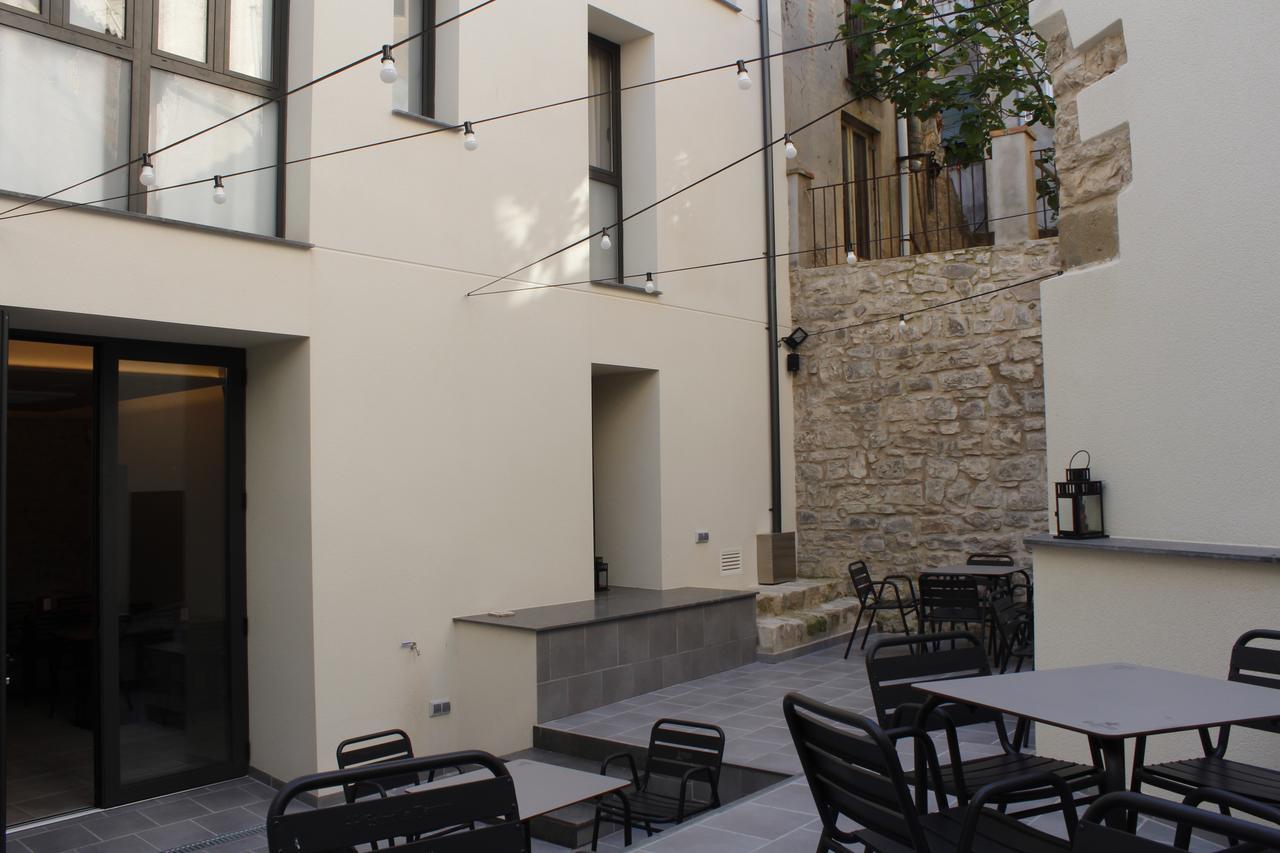 Hostal Universitat Cervera  Exterior photo