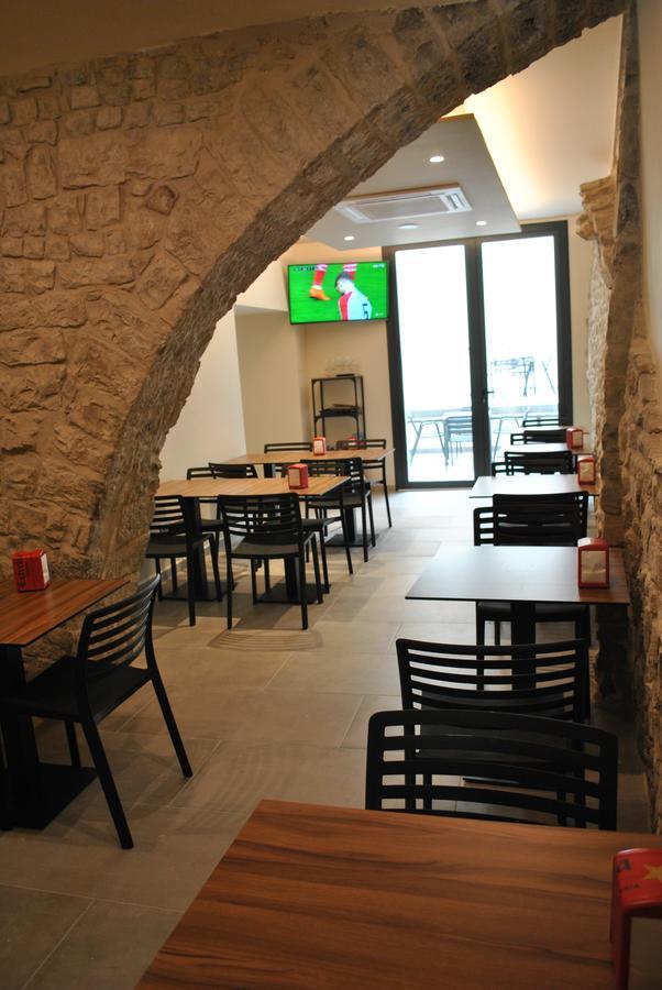 Hostal Universitat Cervera  Exterior photo