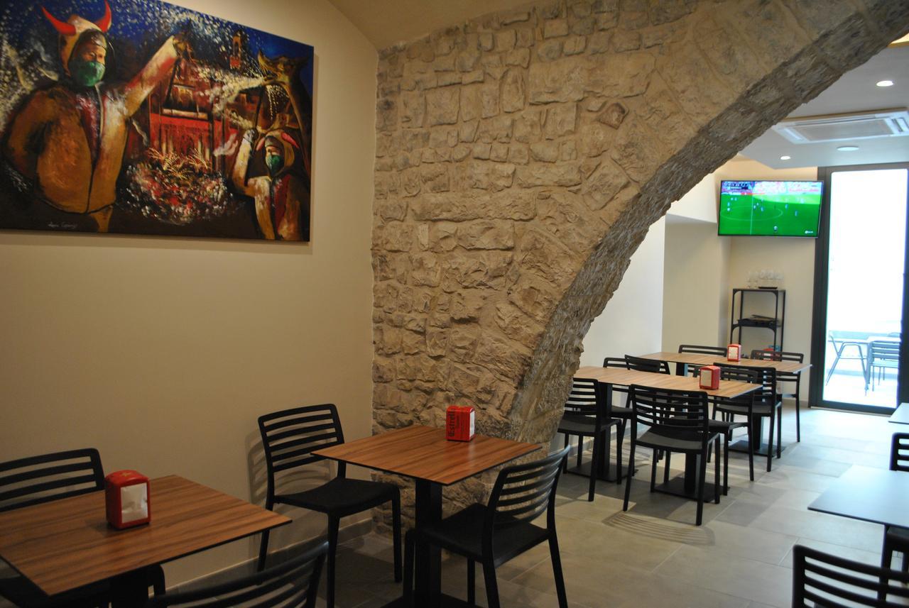 Hostal Universitat Cervera  Exterior photo