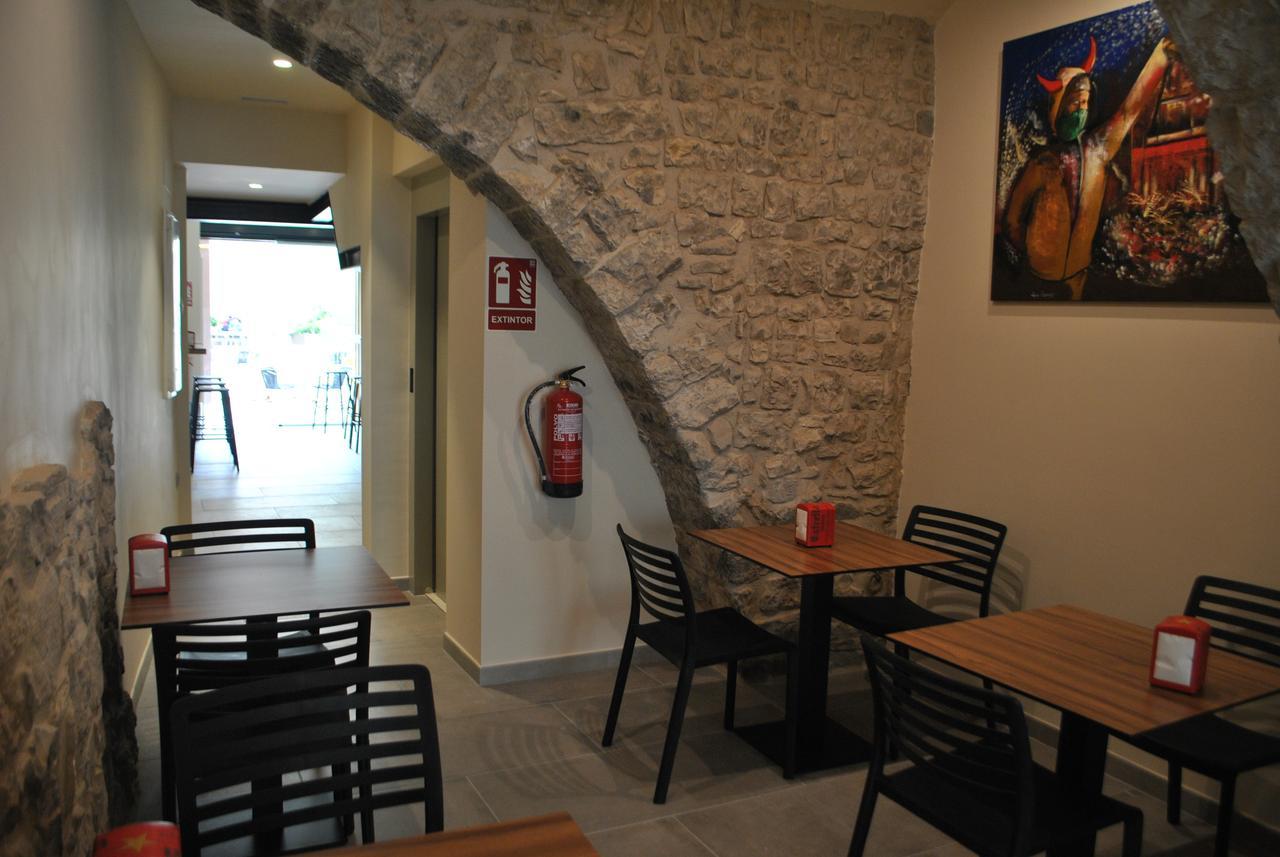 Hostal Universitat Cervera  Exterior photo